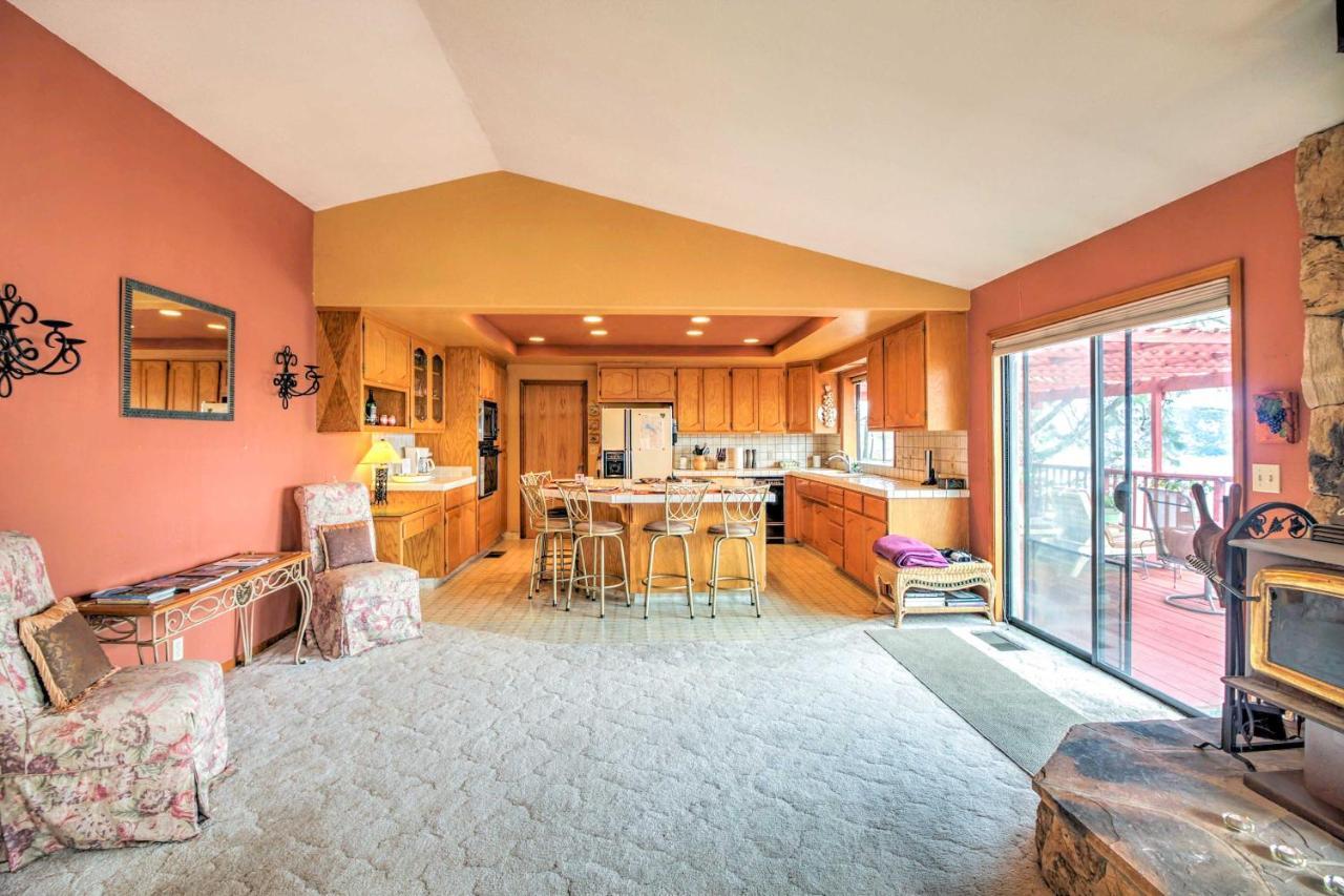 Spacious Kelseyville Home With Large Lakefront Deck! מראה חיצוני תמונה